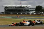 Foto zur News: Fernando Alonso (McLaren) und Nico Hülkenberg (Renault)