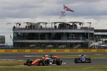 Foto zur News: Stoffel Vandoorne (McLaren) und Pascal Wehrlein (Sauber)