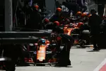 Foto zur News: Fernando Alonso (McLaren) und Stoffel Vandoorne (McLaren)