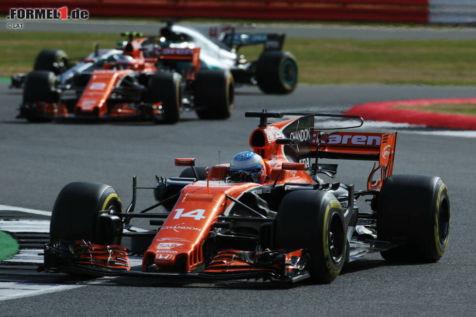 Foto zur News: Fernando Alonso (McLaren), Stoffel Vandoorne (McLaren) und Lewis Hamilton (Mercedes)