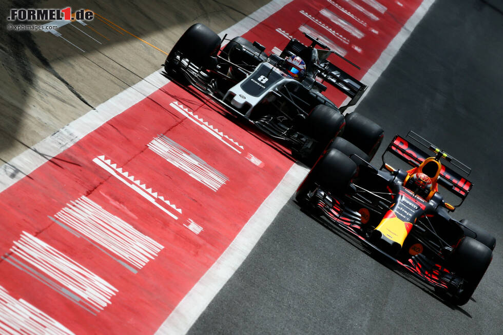 Foto zur News: Max Verstappen (Red Bull) und Romain Grosjean (Haas)