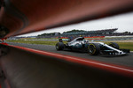 Foto zur News: Valtteri Bottas (Mercedes) und Stoffel Vandoorne (McLaren)