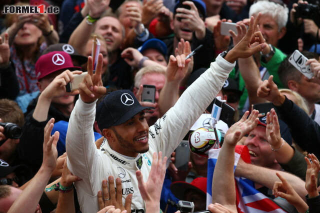 Foto zur News: Doch wieder Fanliebling: Lewis Hamilton lässt sich nach seinem Sieg feiern