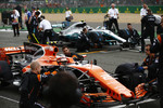 Foto zur News: Stoffel Vandoorne (McLaren) und Valtteri Bottas (Mercedes)