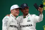 Foto zur News: Valtteri Bottas (Mercedes) und Lewis Hamilton (Mercedes)