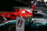 Foto zur News: Sebastian Vettel (Ferrari) und Lewis Hamilton (Mercedes)