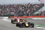 Foto zur News: Max Verstappen (Red Bull) und Sebastian Vettel (Ferrari)