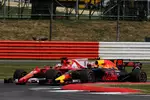 Foto zur News: Max Verstappen (Red Bull) und Sebastian Vettel (Ferrari)