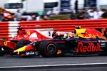 Foto zur News: Max Verstappen (Red Bull) und Sebastian Vettel (Ferrari)