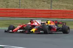 Foto zur News: Max Verstappen (Red Bull) und Sebastian Vettel (Ferrari)