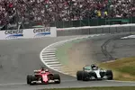 Foto zur News: Sebastian Vettel (Ferrari) und Valtteri Bottas (Mercedes)