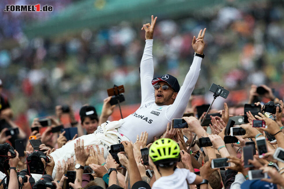 Foto zur News: Lewis Hamilton wurde mit 20,7 Prozent aller Stimmen zum aktuell beliebtesten Formel-1-Fahrer gewählt. Wir haben die komplette Top 10 im Überblick!