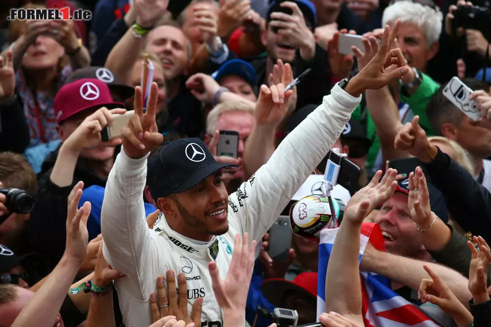 Foto zur News: Doch wieder Fanliebling: Lewis Hamilton lässt sich nach seinem Sieg feiern