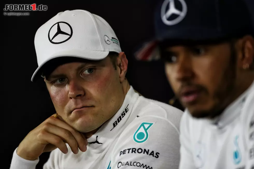 Foto zur News: Valtteri Bottas (Mercedes) und Lewis Hamilton (Mercedes)