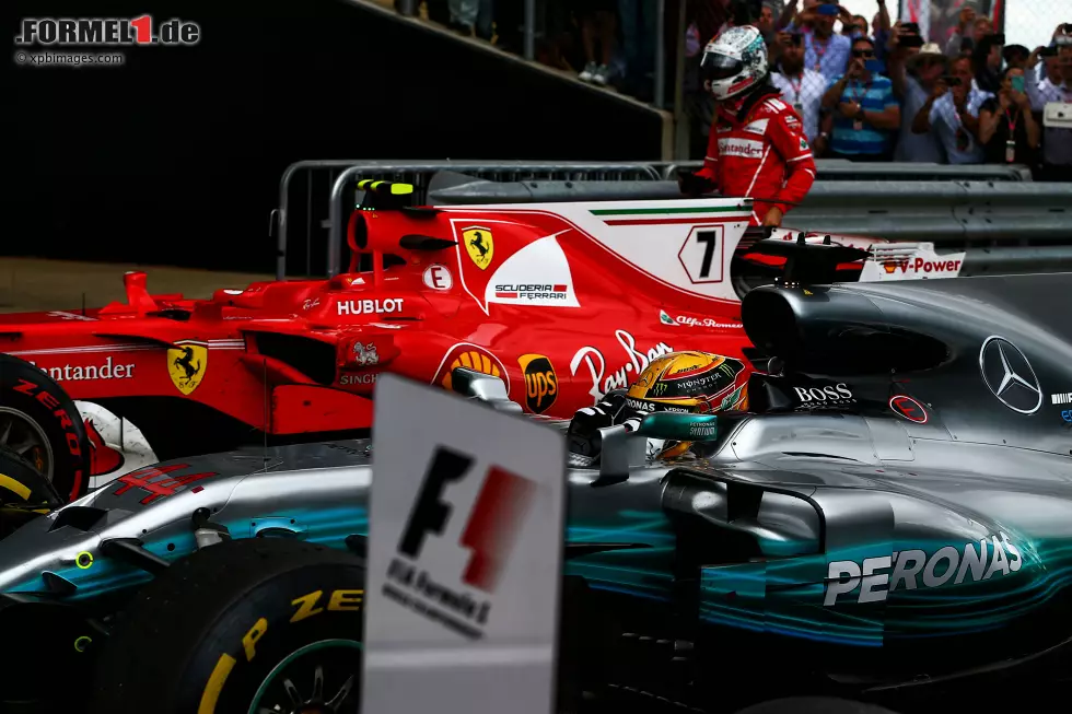 Foto zur News: Sebastian Vettel (Ferrari) und Lewis Hamilton (Mercedes)