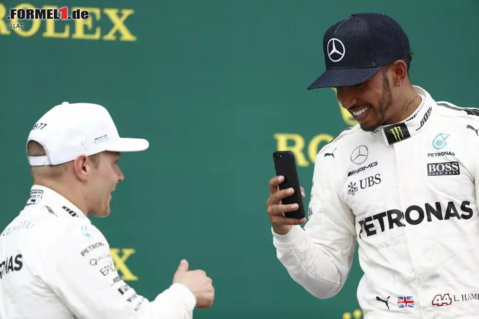 Foto zur News: Lewis Hamilton (Mercedes) und Valtteri Bottas (Mercedes)