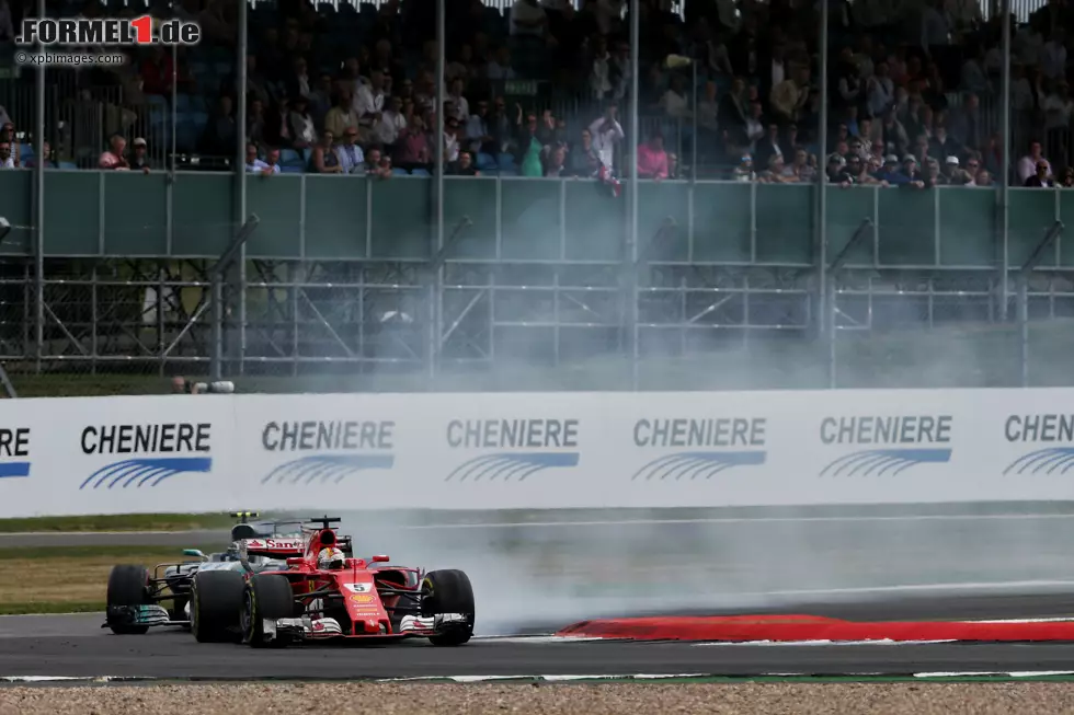 Foto zur News: Sebastian Vettel (Ferrari) und Valtteri Bottas (Mercedes)