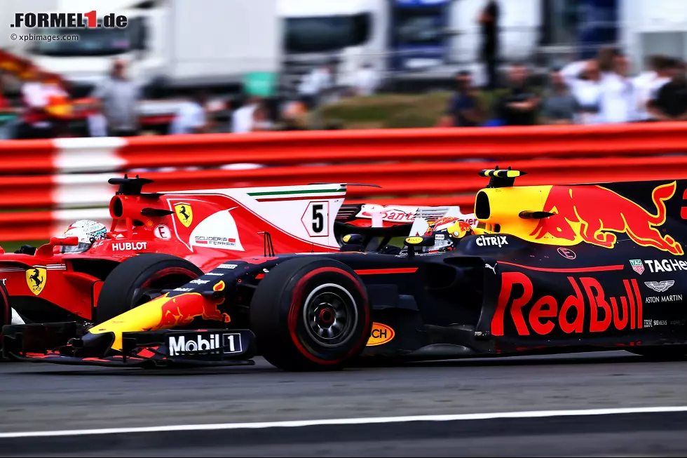 Foto zur News: Max Verstappen (Red Bull) und Sebastian Vettel (Ferrari)