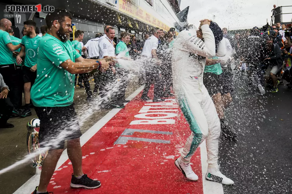 Foto zur News: Lewis Hamilton (Mercedes) und Valtteri Bottas (Mercedes)