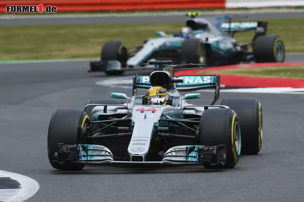 Foto zur News: Lewis Hamilton (Mercedes) und Valtteri Bottas (Mercedes)