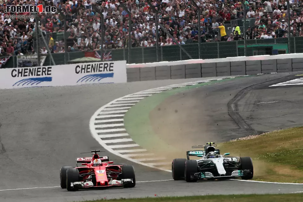 Foto zur News: Sebastian Vettel (Ferrari) und Valtteri Bottas (Mercedes)