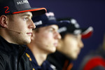 Foto zur News: Stoffel Vandoorne (McLaren), Max Verstappen (Red Bull) und Sergio Perez (Force India)