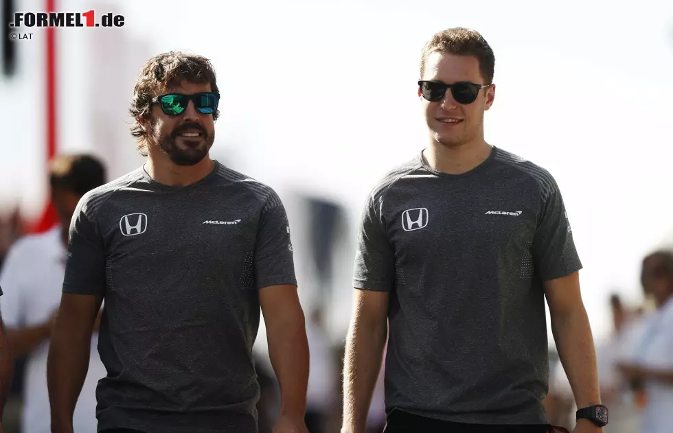 Foto zur News: Fernando Alonso (McLaren) und Stoffel Vandoorne (McLaren)