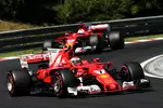 Foto zur News: Sebastian Vettel (Ferrari) und Kimi Räikkönen (Ferrari)