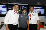 Foto zur News: Fernando Alonso (McLaren), Eric Boullier und Jonathan Neale