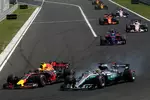 Foto zur News: Max Verstappen (Red Bull) und Lewis Hamilton (Mercedes)