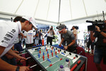 Foto zur News: Esteban Ocon (Force India) und Stoffel Vandoorne (McLaren)