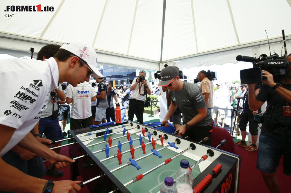 Foto zur News: Esteban Ocon (Force India) und Stoffel Vandoorne (McLaren)