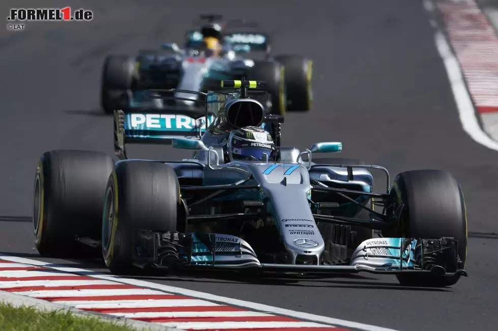 Foto zur News: Valtteri Bottas (Mercedes) und Lewis Hamilton (Mercedes)