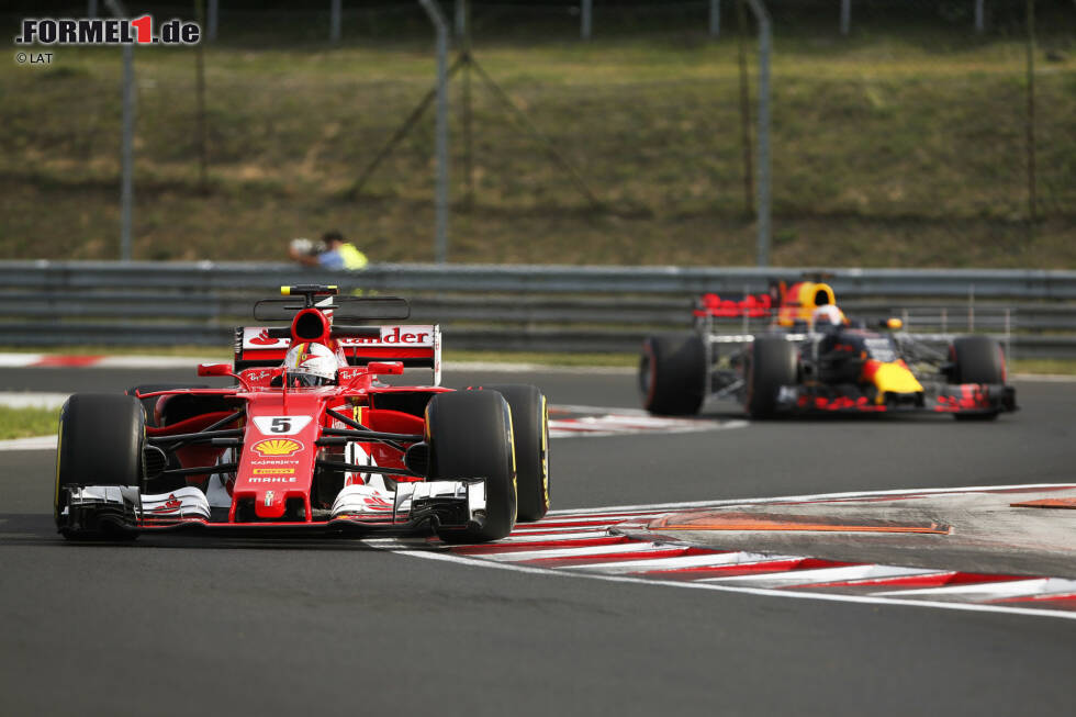 Foto zur News: Sebastian Vettel (Ferrari) und Pierre Gasly
