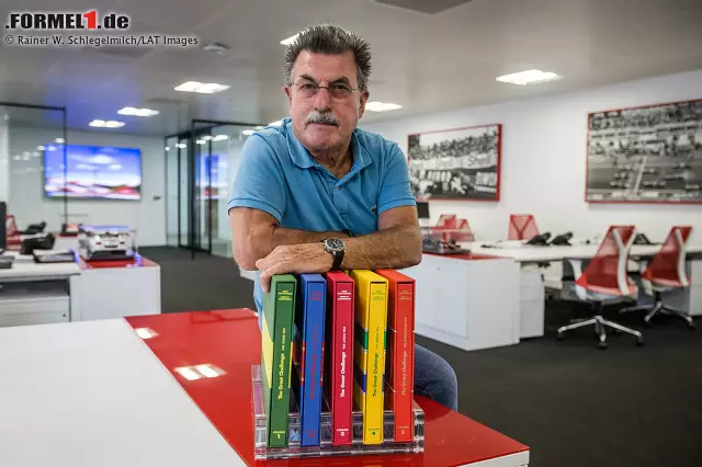 Foto zur News: Rainer W. Schlegelmilch im Büro von Motorsport Network