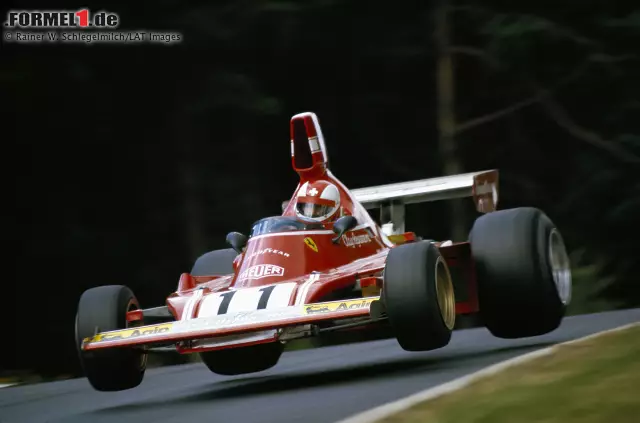 Foto zur News: Deutschland GP 1974, Nürburgring: Clay Regazzoni im Ferrari 312B3 in der Senke nach Pflanzgarten