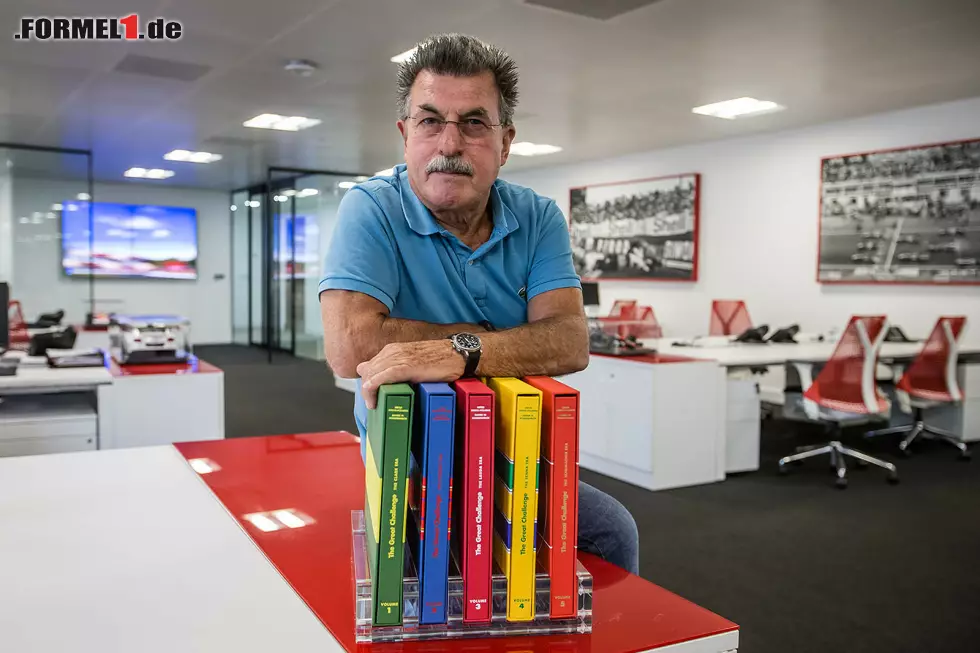 Foto zur News: Rainer W. Schlegelmilch im Büro von Motorsport Network