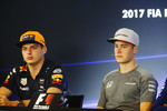 Foto zur News: Max Verstappen (Red Bull) und Stoffel Vandoorne (McLaren)