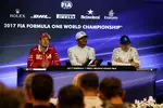 Foto zur News: Sebastian Vettel (Ferrari), Lewis Hamilton (Mercedes) und Valtteri Bottas (Mercedes)