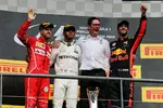 Foto zur News: Sebastian Vettel (Ferrari), Lewis Hamilton (Mercedes) und Daniel Ricciardo (Red Bull)