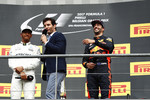 Foto zur News: Lewis Hamilton (Mercedes), Mark Webber und Daniel Ricciardo (Red Bull)