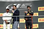 Foto zur News: Lewis Hamilton (Mercedes), Mark Webber und Daniel Ricciardo (Red Bull)