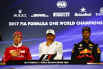 Foto zur News: Lewis Hamilton (Mercedes), Sebastian Vettel (Ferrari) und Daniel Ricciardo (Red Bull)