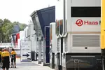 Foto zur News: Motorhomes der Teams im Paddock