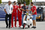 Foto zur News: Antonio Giovinazzi (Haas) und Sebastian Vettel (Ferrari)
