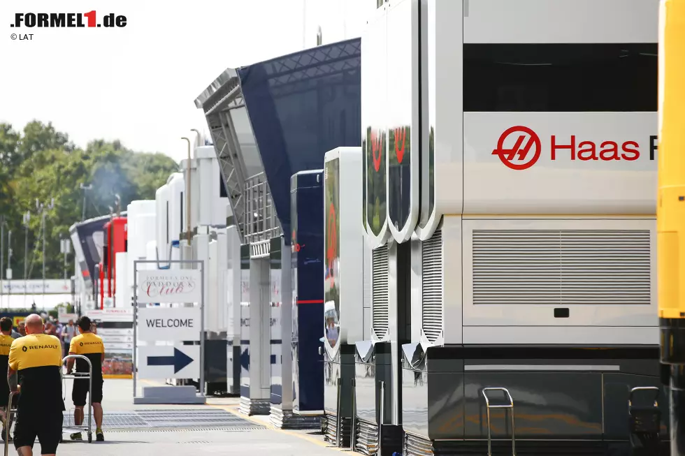 Foto zur News: Motorhomes der Teams im Paddock