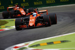 Foto zur News: Fernando Alonso (McLaren) und Stoffel Vandoorne (McLaren)