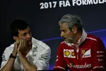 Foto zur News: Toto Wolff und Maurizio Arrivabene