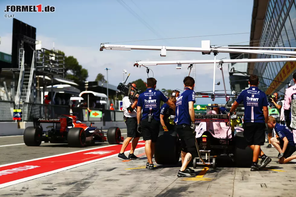 Foto zur News: Fernando Alonso (McLaren) und Sergio Perez (Force India)