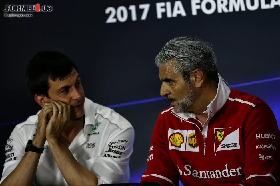 Foto zur News: Toto Wolff und Maurizio Arrivabene